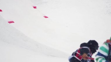 Sochi, Rusya Federasyonu - 4 Nisan 2016: Sıçrama tahtası, snowboard binmek flip, hava panosundaki dokunmatik yapmak. Karlı dağlar