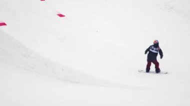 Sochi, Rusya Federasyonu - 4 Nisan 2016: Sıçrama tahtası, snowboard binmek olun havada fiske vurmak. Karlı dağlar. Aşırı.