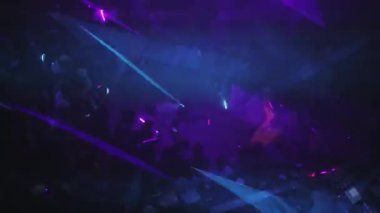 Sochi, Rusya - 4 Nisan 2016: Lazer show parti gece kulübünde kirişler. Adam beyaz gömlek break dans.