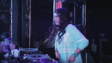 Sochi, Rusya - 4 Nisan 2016: Dj pikap parti gece kulübünde dans şapkalı kız. Projektör. Dansçı.