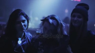 Soçi, Rusya - 4 Nisan 2016: üç kız kamera parti gece kulübünde poz. Strobe. Tezahürat. Gülümseme.