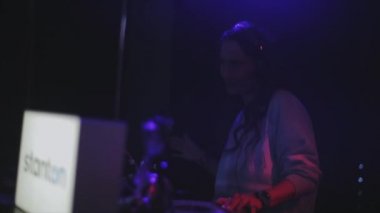 Soçi, Rusya - 4 Nisan 2016: Dj kız iplik, pikap parti gece kulübünde dans kulaklık.