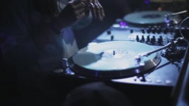 Soçi, Rusya - 4 Nisan 2016: Dj kız parti gece kulübünde turntable, iplik. Projektör. Gece hayatı.