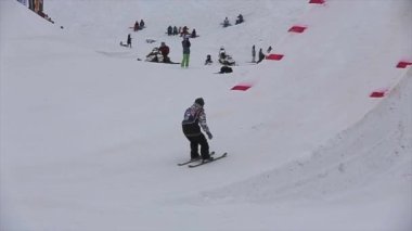 Sochi, Rusya Federasyonu - 4 Nisan 2016: Kayakçı sıçrama sıçrama tahtası, üzerinden yapmak bükülmüş ayaklı fiske vurmak. Kayak Merkezi. Gri hava.