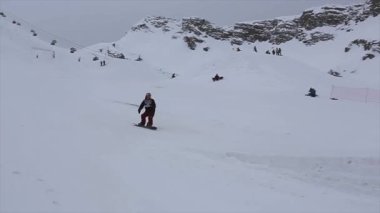 Sochi, Rusya Federasyonu - 4 Nisan 2016: Yüksek sıçrama tahtası, Snowboarder atlamak yapmak ters çevir. Dağlar. Kameraman.