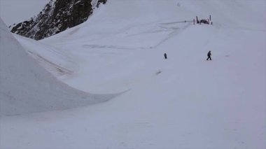 Sochi, Rusya Federasyonu - 4 Nisan 2016: Kayakçı yüksek tramplen atlama, aşırı flip havada yapmak. Kayak Merkezi. Spor