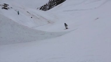 Soçi, Rusya - 4 Nisan 2016: Kayakçı Kayak Merkezi yüksek sıçrama tahtası atlamak. Karlı dağlar. Stunt yapmak.