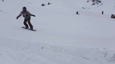 Soçi, Rusya - 4 Nisan 2016: Snowboarder karlı kayak yamacında binmek. Dağlar. Aşırı spor.