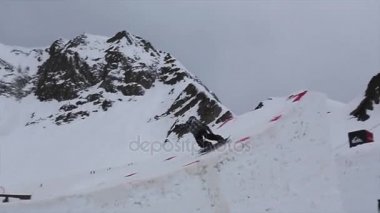 Soçi, Rusya - 4 Nisan 2016: Snowboarder atlama kayak merkezi yüksek sıçrama tahtası. Yapmak ters çevir. Dağlar.