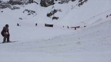 Soçi, Rusya - 4 Nisan 2016: Kayakçı Kayak Merkezi yüksek sıçrama tahtası atlamak. Karlı dağlar. Kapmak olun.