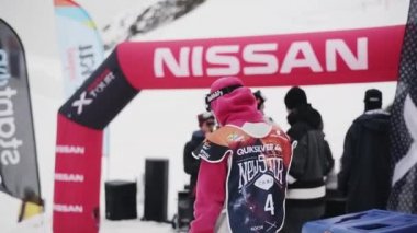 Soçi, Rusya - 4 Nisan 2016: Snowboarder duman sigara encamp Kayak Merkezi. İnsanlar. Dağlar. Spor.