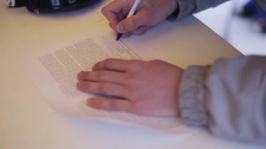 Soçi, Rusya - 4 Nisan 2016: Kişi olun imza belge kalem masada tarafından. Anlaşma. Kuralları.