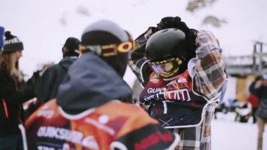 Sochi, Rusya Federasyonu - 4 Nisan 2016: Snowboard ve kayakçılar içinde Kayak Merkezi üzerinde encamp. Yarışma. Dağlar. Spor.