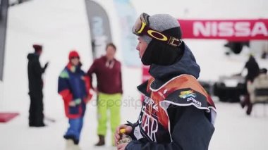 Sochi, Rusya Federasyonu - 4 Nisan 2016: Snowboard Kayak Merkezi üzerinde encamp öğle yemeği var. İnsanlar. Dağlar. Spor.