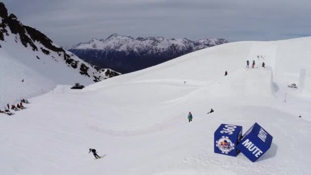 SOCHI, RUSSIE - 4 AVRIL 2016 : Quadrocopter shoot snowboarder jump on springboard. Caméraman. Montagnes — Video