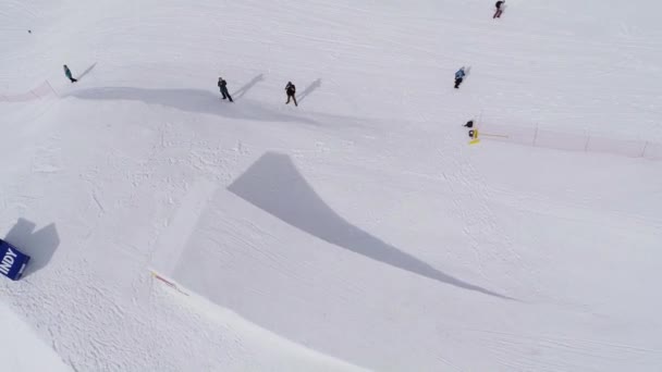 SOCHI, RUSIA - 4 de ABRIL de 2016: Quadrocopter shoot snowboarder jump on springboard. Camarógrafo. Deporte extremo — Vídeos de Stock