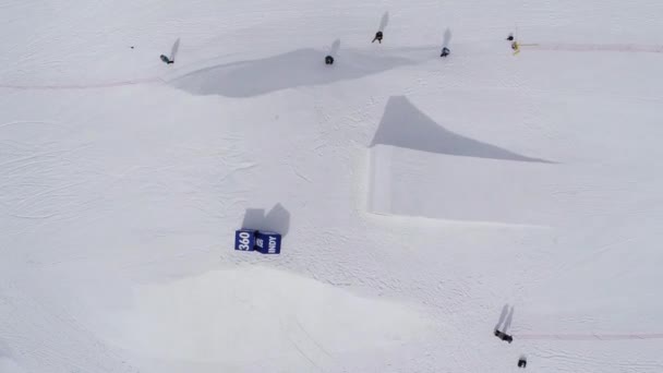 SOCHI, RUSSIE - 4 AVRIL 2016 : Quadrocopter shoot snowboarder jump on springboard, make flip. Les gens. Neige — Video