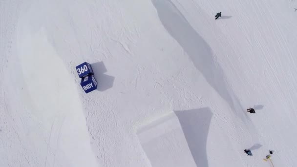 Sotschi, Russland - 4. April 2016: Quadrocopter schießen verschneites Sprungbrett auf Skigebiet. blaue Würfel. Extremsport. — Stockvideo