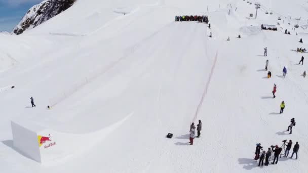 Sochi, Російська Федерація - 4 квітня 2016: Quadrocopter стріляти сноубордистів та лижників перебування на трамплін на гірськолижний курорт. — стокове відео