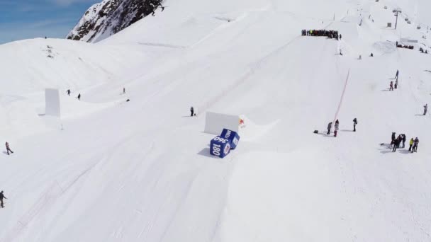 Sochi, Rusland - 4 April 2016: Quadrocopter schieten snowboarder rijden op Springplank, maken Salto. Mensen — Stockvideo