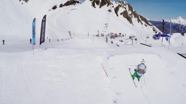 SOCHI, RUSIA - 4 DE ABRIL DE 2016: Quadrocopter dispara snowboarders y esquiadores saltan desde un trampolín en la estación de esquí . — Vídeos de Stock