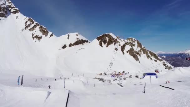 Soczi, Rosja - 4 kwiecień 2016: Dron strzelać snowboardzistów jazda na trampolinę na ośrodek narciarski. Słoneczny dzień. — Wideo stockowe