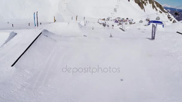 俄罗斯索契-2016 年 4 月 4 日︰ 直升机飞过跳板，路径上的滑雪胜地。景观。人。太阳 — 图库视频影像