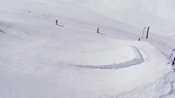 SOCHI, RUSSIA - 4 de abril de 2016: Quadrocopter shoot riders on springboards on ski resort. Paisagem. Inclinação — Vídeo de Stock