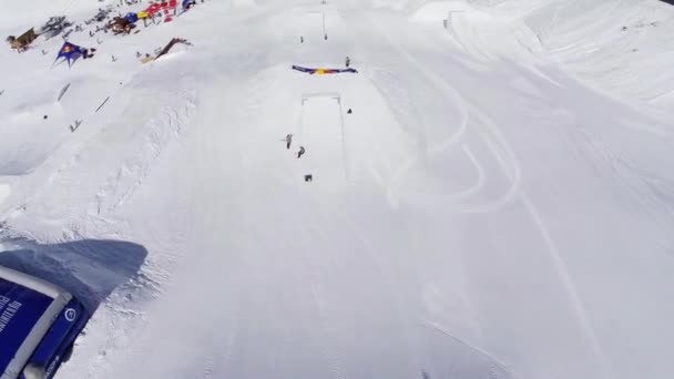 Sochi, Rusko - duben 4, 2016: Quadrocopter létat nad skokanské můstky v lyžařském středisku. Přepínač na šířku. Slunečný den. Sportovní — Stock video