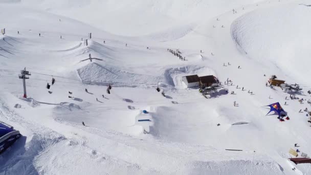 俄罗斯索契-2016 年 4 月 4 日︰ 直升机拍摄的滑雪胜地。跳板。滑雪缆车。雪山。骑马 — 图库视频影像