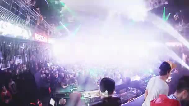 SOCHI, RUSIA - 4 DE ABRIL DE 2016: Multitud de personas bailando en una fiesta en un club nocturno. Camarógrafo. Iluminaciones . — Vídeos de Stock