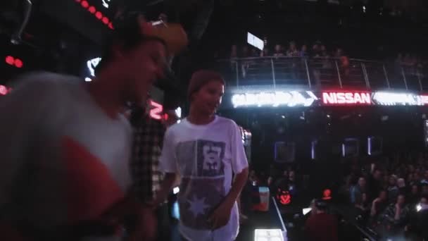 SOCHI, RUSSIA - 4 APRILE 2016: Ragazza appendere medaglia sul ragazzo sulla festa in discoteca. Divertente. Evento di intrattenimento . — Video Stock
