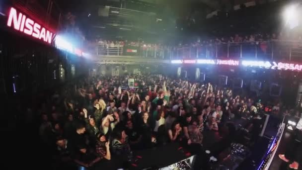 SOCHI, RUSIA - 4 DE ABRIL DE 2016: Multitud de personas animando a la fiesta en el club nocturno. Camarógrafo. Anfitrión en escena . — Vídeos de Stock