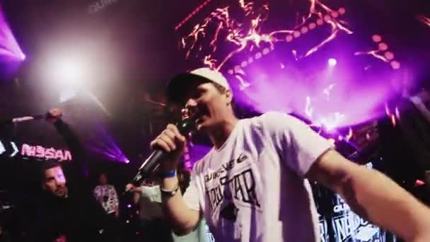 SOCHI, RÚSSIA - 4 de abril de 2016: Mc man perform on stage with girl. Multidões pessoas dançando em festa em boate — Vídeo de Stock