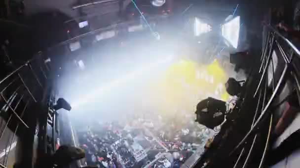 СОЧИ, РОССИЯ - 4 апреля 2016 года: вид переполненного зала ночного клуба. Лазерное шоу. Иллюминации. Прожекторы. Партия — стоковое видео