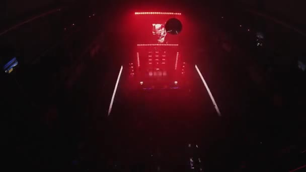 SOCHI, RUSSIA - 4 APRILE 2016: Veduta della sala affollata del nightclub. Laser show. Illuminazioni. Interprete sul palco — Video Stock
