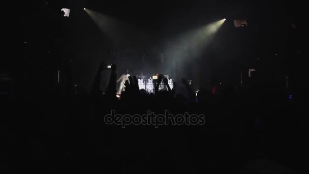 Сочі, Росія - 4 квітня 2016: Людей підняти руки стрибати на вечірки в нічному клубі. Строб. Виконавець на сцені. — стокове відео