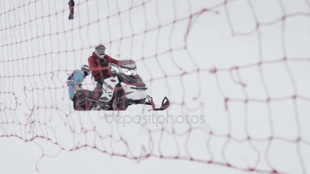 SOCHI, RUSSIE - 4 AVRIL 2016 : Les snowboarders s'accrochent à la corde de conduite de la motoneige. Station de ski. Clôture . — Video