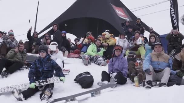 SOCHI, RUSIA - 4 DE ABRIL DE 2016: Snowboarders y esquiadores se relajan en el campamento. Estación de esquí. Aplausos. Evento. Montañas — Vídeos de Stock