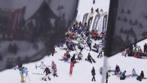 Σότσι, Ρωσία - 4 Απριλίου 2016: Snowboarders και σκιέρ να χαλαρώσετε σε encamp. Χιονοδρομικό κέντρο. Κυματίζει σημαία πριν από την κάμερα — Αρχείο Βίντεο