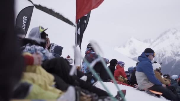 Sochi, Rusland - 4 April 2016: Snowboarders en skiërs ontspannen in encamp. Skigebied. Gebeurtenis. Toppen van bergen — Stockvideo