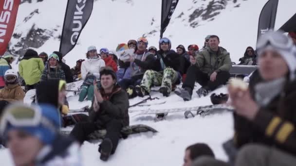 СОЧИ, РОССИЯ - 4 апреля 2016 года: Сноубордисты и лыжники аплодируют в лагере. Лыжный курорт. Событие. Счастье — стоковое видео