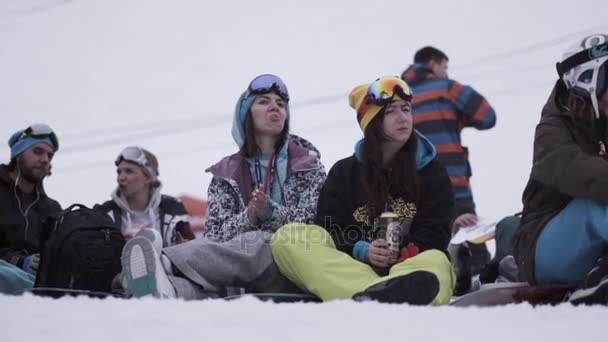 СОЧИ, РОССИЯ - 4 апреля 2016 года: Сноубордисты и лыжники аплодируют событиям в лагере. Лыжный курорт. Спокойно. Спорт — стоковое видео
