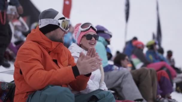 Sochi, Ryssland - April 4, 2016: Snowboardåkare och skidåkare applåderar på händelsen i encamp. Skidorten. Finger upp — Stockvideo