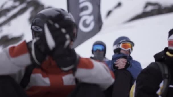 SOCHI, RUSSIA - April 4, 2016: Pria berkacamata hitam menikmati acara di kamp antara orang lain. Tepuk tangan. Resor Ski — Stok Video