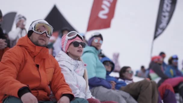 СОЧИ, РОССИЯ - 4 апреля 2016 года: Сноубордисты и лыжники восхищались просмотром мероприятия в лагере. Горнолыжный курорт . — стоковое видео