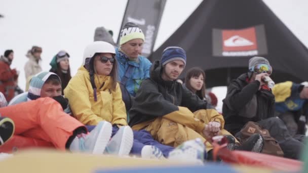 Soczi, Rosja - 4 kwiecień 2016: Snowboardzistów i narciarzy, zrelaksować się w encamp. Ośrodek narciarski. Wydarzenie sportowe. Wakacje — Wideo stockowe
