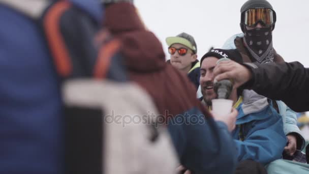 索契，俄罗斯-2016 年 4 月 4 日︰ 滑雪板和滑雪者在体育赛事中上的扎营。男人喝啤酒。滑雪胜地. — 图库视频影像