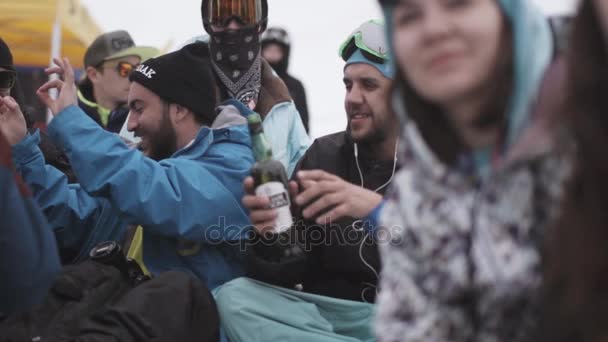 Sochi, Rusko - duben 4, 2016: Snowboardisty a lyžaře, Užijte si akci v encamp. Muži pijí pivo. Lyžařské středisko. — Stock video