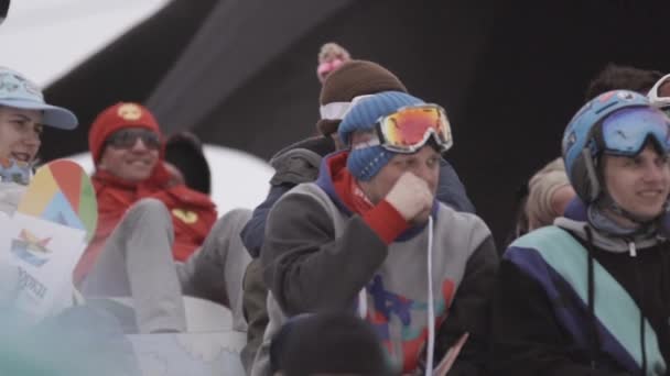 SOCHI, RUSIA - 4 DE ABRIL DE 2016: Los snowboarders y esquiadores disfrutan de un evento en el campamento. Feliz. Aplausos. Estación de esquí . — Vídeos de Stock